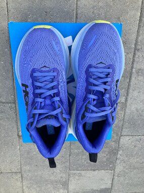 Gorgeous blue Bondi 8 pre-owned Hoka's, size 7.5 B,